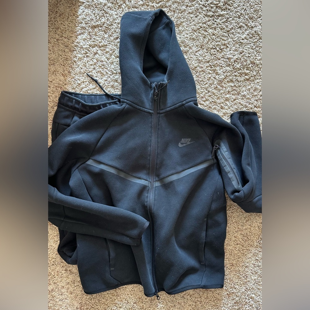 Men’s Nike Tech set in black